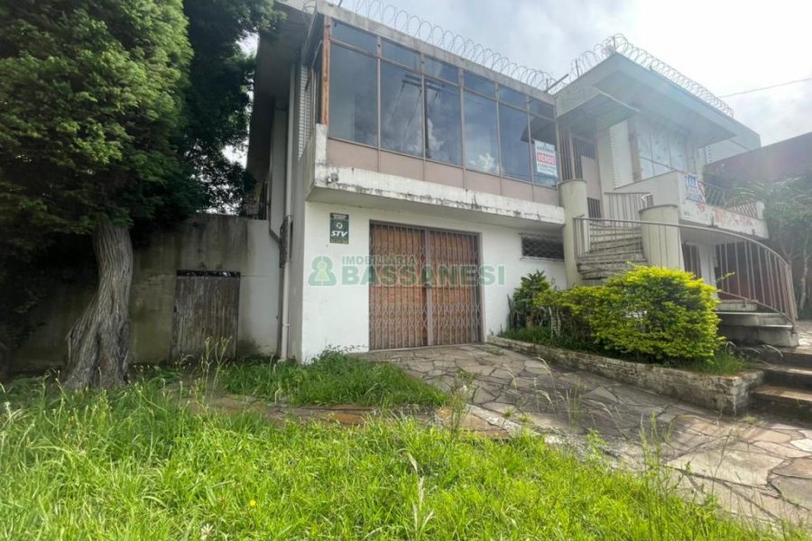Casa com 300m², 4 dormitórios, 2 vagas, no bairro Cinqüentenário em Caxias do Sul para Comprar