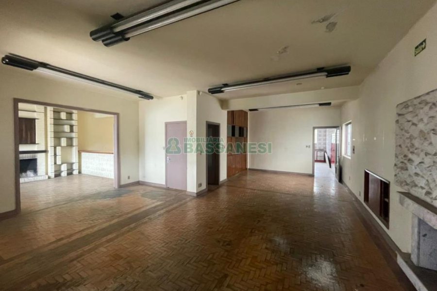 Casa com 300m², 4 dormitórios, 2 vagas, no bairro Cinqüentenário em Caxias do Sul para Comprar