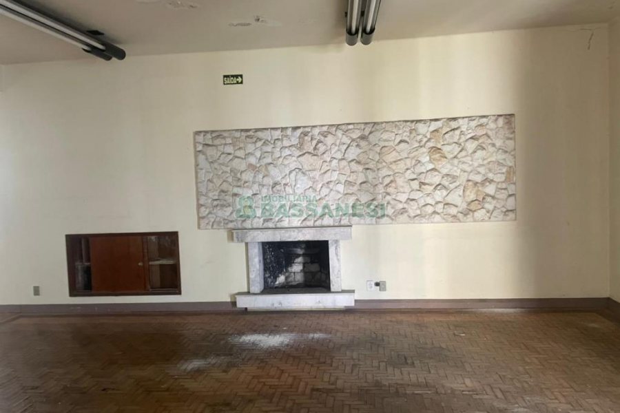 Casa com 300m², 4 dormitórios, 2 vagas, no bairro Cinqüentenário em Caxias do Sul para Comprar