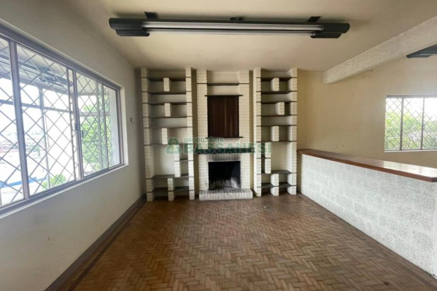 Casa com 300m², 4 dormitórios, 2 vagas, no bairro Cinqüentenário em Caxias do Sul para Comprar