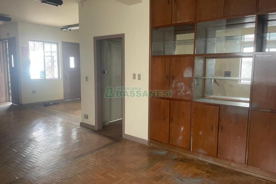 Casa com 300m², 4 dormitórios, 2 vagas, no bairro Cinqüentenário em Caxias do Sul para Comprar