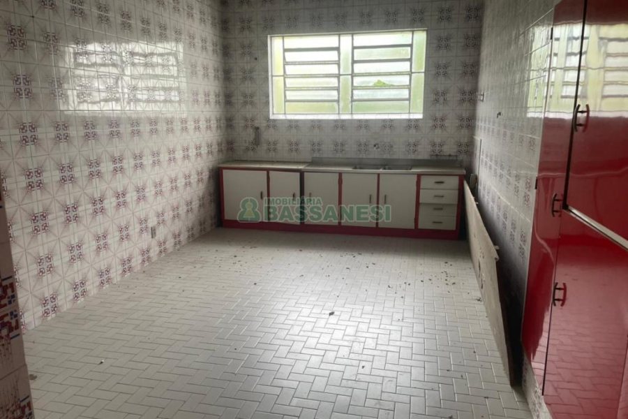 Casa com 300m², 4 dormitórios, 2 vagas, no bairro Cinqüentenário em Caxias do Sul para Comprar