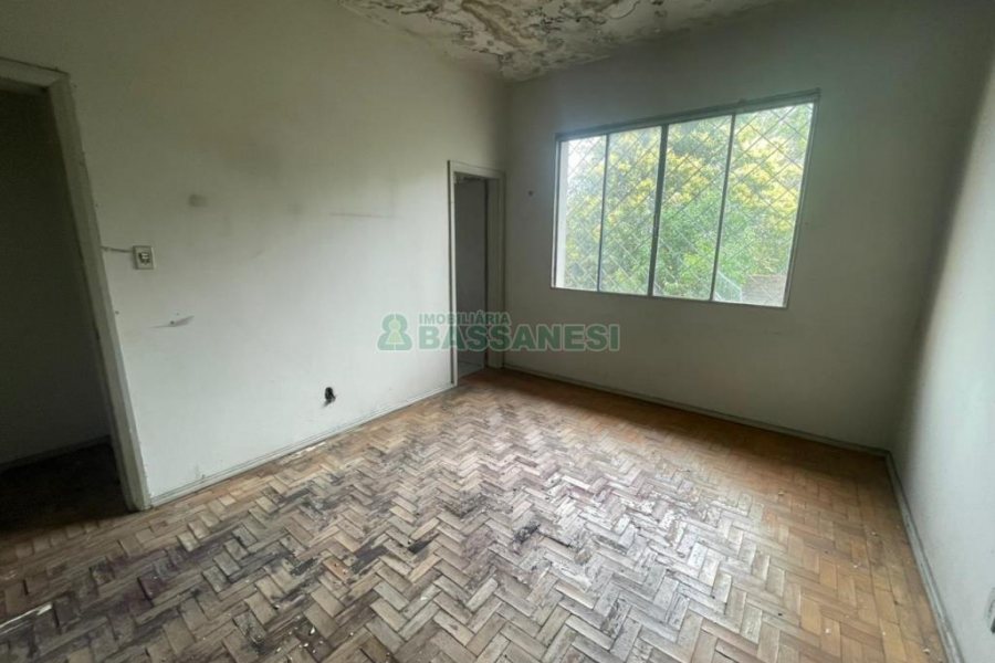 Casa com 300m², 4 dormitórios, 2 vagas, no bairro Cinqüentenário em Caxias do Sul para Comprar