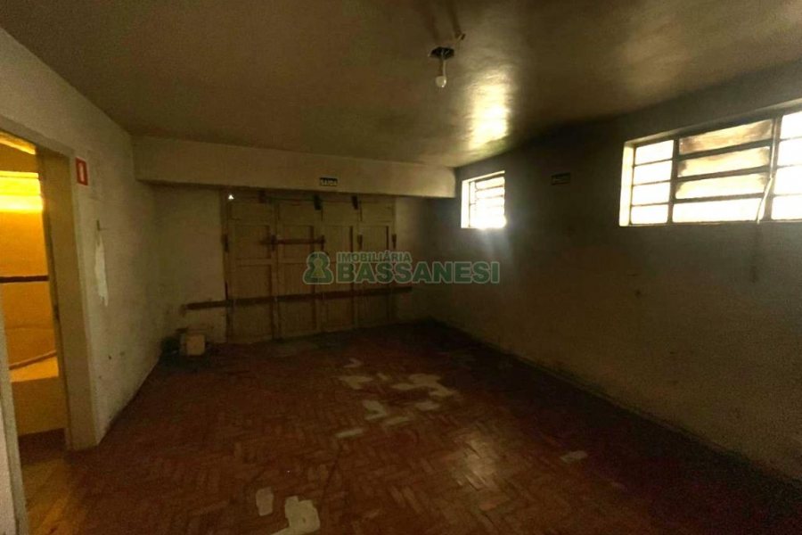 Casa com 300m², 4 dormitórios, 2 vagas, no bairro Cinqüentenário em Caxias do Sul para Comprar