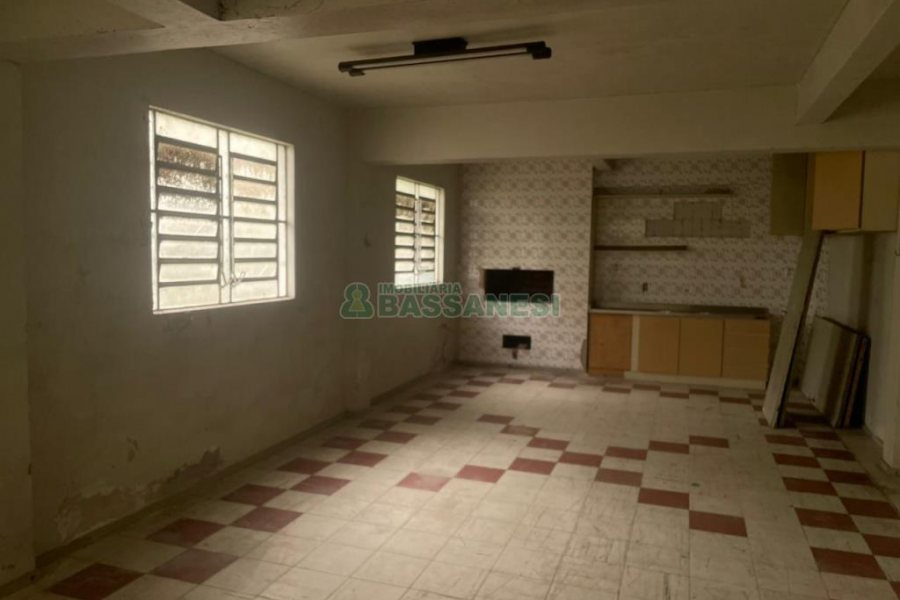 Casa com 300m², 4 dormitórios, 2 vagas, no bairro Cinqüentenário em Caxias do Sul para Comprar