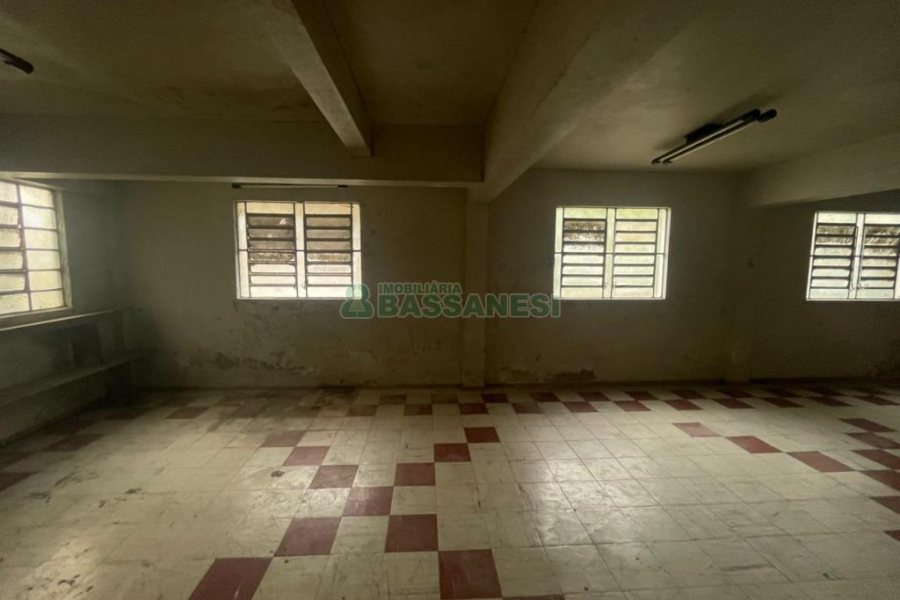 Casa com 300m², 4 dormitórios, 2 vagas, no bairro Cinqüentenário em Caxias do Sul para Comprar