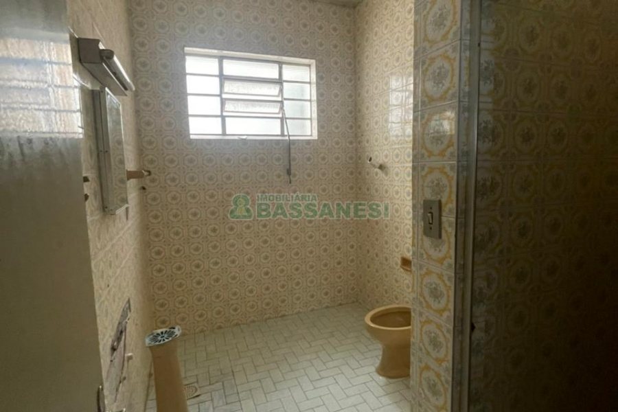 Casa com 300m², 4 dormitórios, 2 vagas, no bairro Cinqüentenário em Caxias do Sul para Comprar