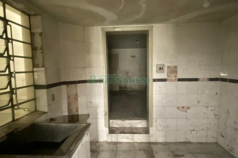 Casa com 300m², 4 dormitórios, 2 vagas, no bairro Cinqüentenário em Caxias do Sul para Comprar
