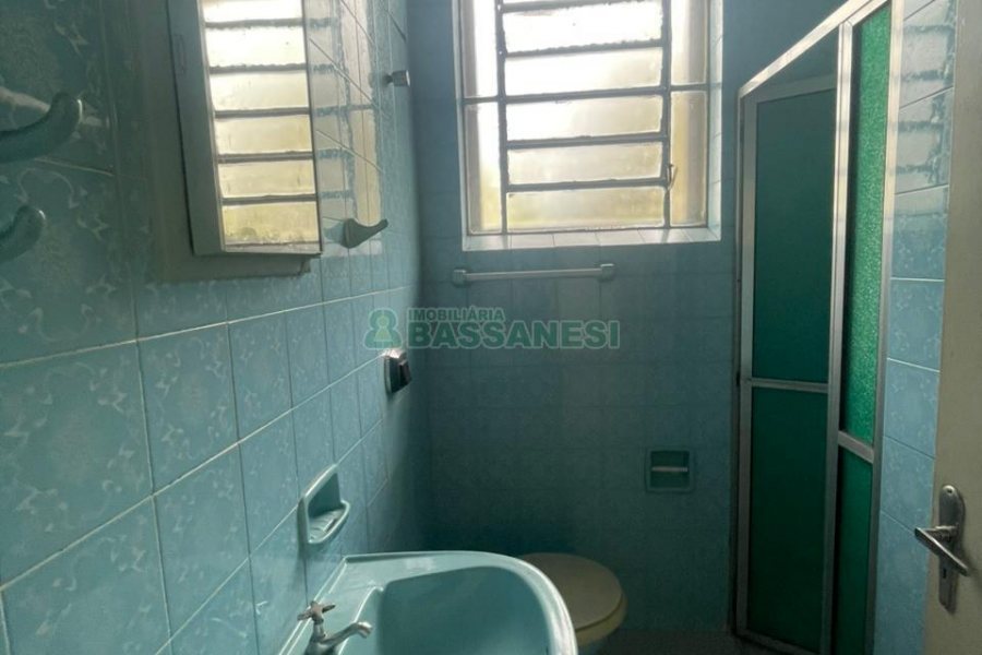 Casa com 300m², 4 dormitórios, 2 vagas, no bairro Cinqüentenário em Caxias do Sul para Comprar