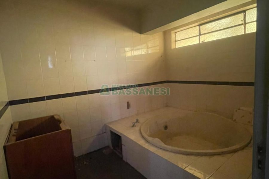 Casa com 300m², 4 dormitórios, 2 vagas, no bairro Cinqüentenário em Caxias do Sul para Comprar
