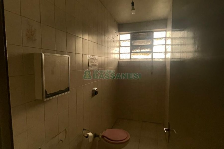 Casa com 300m², 4 dormitórios, 2 vagas, no bairro Cinqüentenário em Caxias do Sul para Comprar