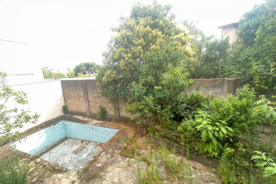 Casa com 300m², 4 dormitórios, 2 vagas, no bairro Cinqüentenário em Caxias do Sul para Comprar