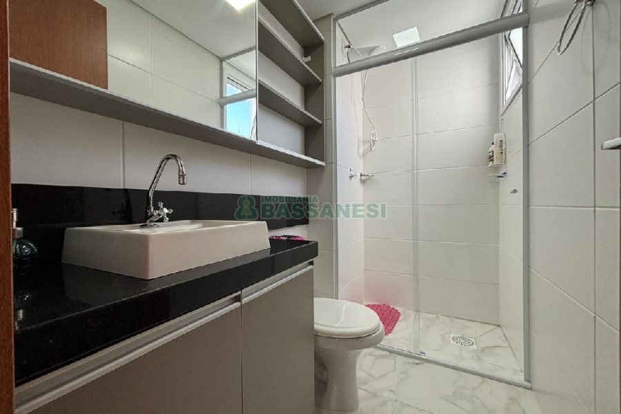 Apto Mobiliado com 50m², 2 dormitórios, 1 vaga, no bairro Jardelino Ramos em Caxias do Sul para Alugar