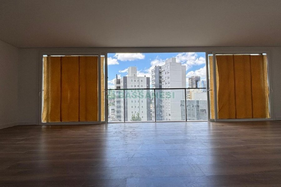 Apartamento com 230m², 3 dormitórios, 3 vagas, no bairro Centro em Caxias do Sul para Alugar