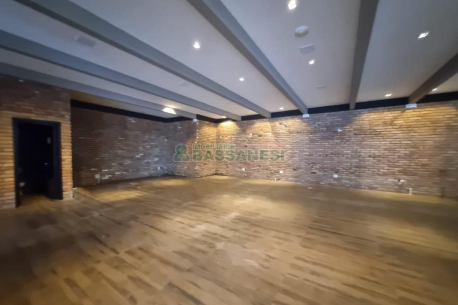 Loja com 230m², no bairro São Pelegrino em Caxias do Sul para Alugar