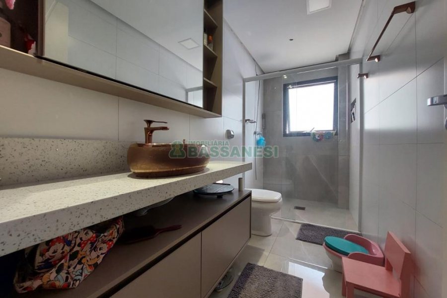 Apto Mobiliado com 185m², 3 dormitórios, 2 vagas, no bairro Vinhedos em Caxias do Sul para Alugar