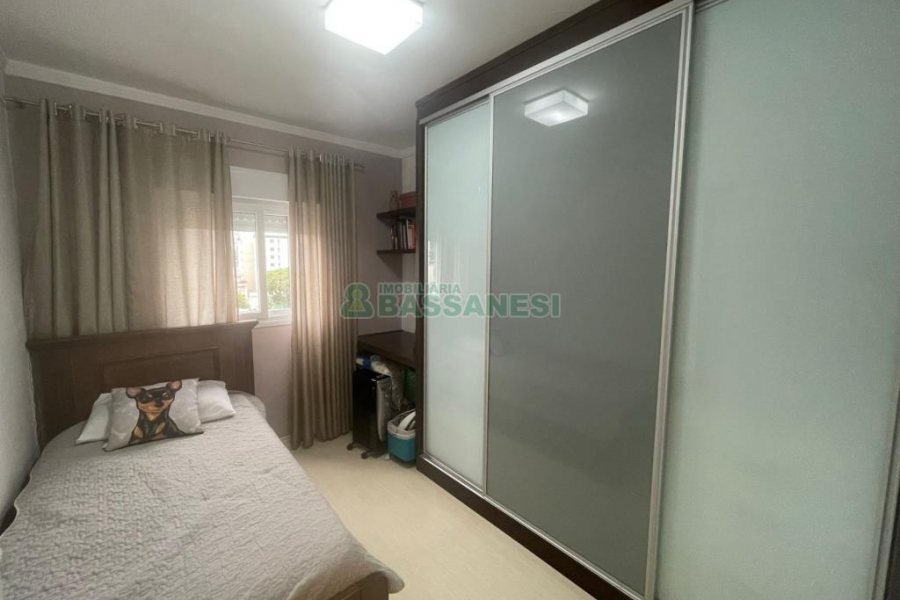 Apartamento com 65m², 2 dormitórios, 2 vagas, no bairro Pio X em Caxias do Sul para Comprar