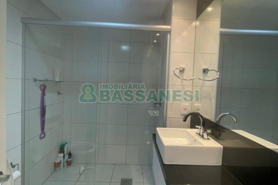 Apartamento com 65m², 2 dormitórios, 2 vagas, no bairro Pio X em Caxias do Sul para Comprar