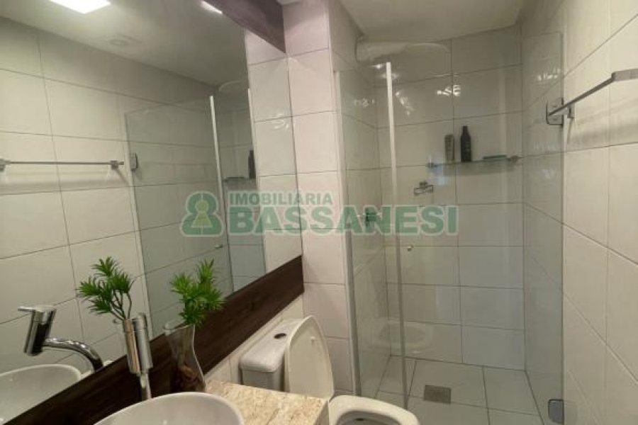 Apartamento com 65m², 2 dormitórios, 2 vagas, no bairro Pio X em Caxias do Sul para Comprar