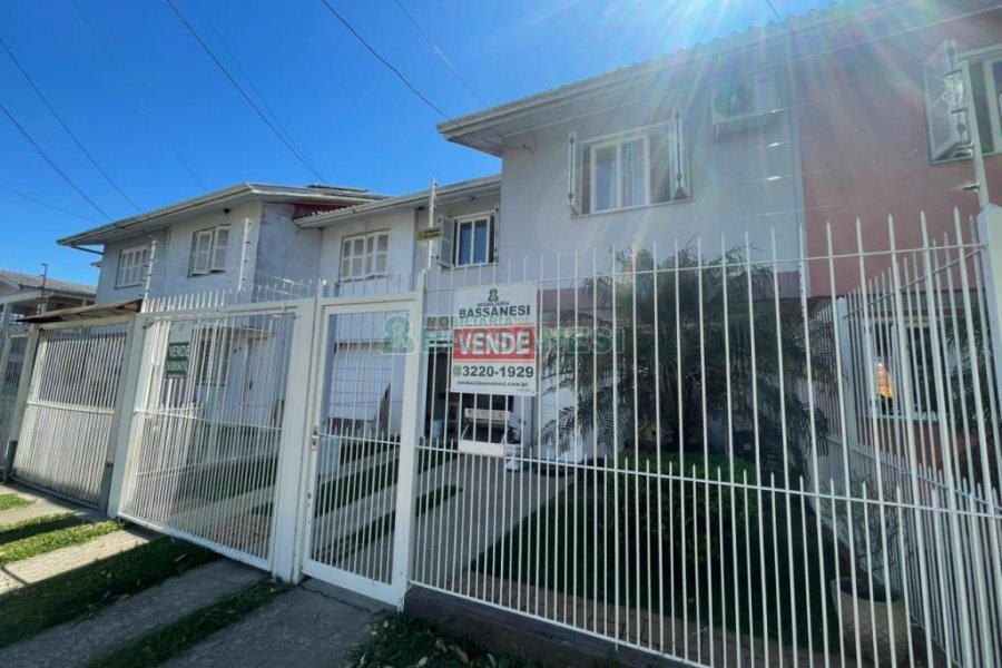 Sobrado com 100m², 3 dormitórios, 2 vagas, no bairro Cidade Nova em Caxias do Sul para Comprar