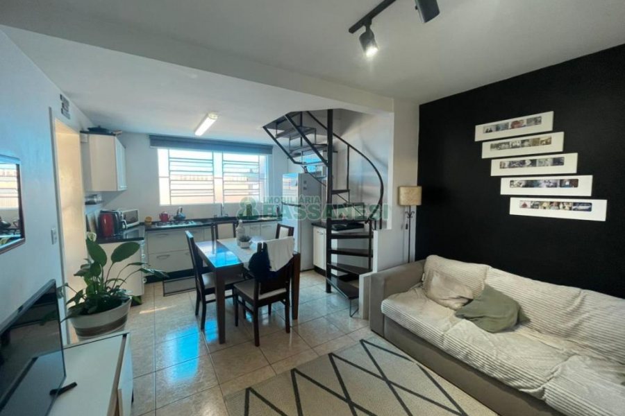 Sobrado com 100m², 3 dormitórios, 2 vagas, no bairro Cidade Nova em Caxias do Sul para Comprar