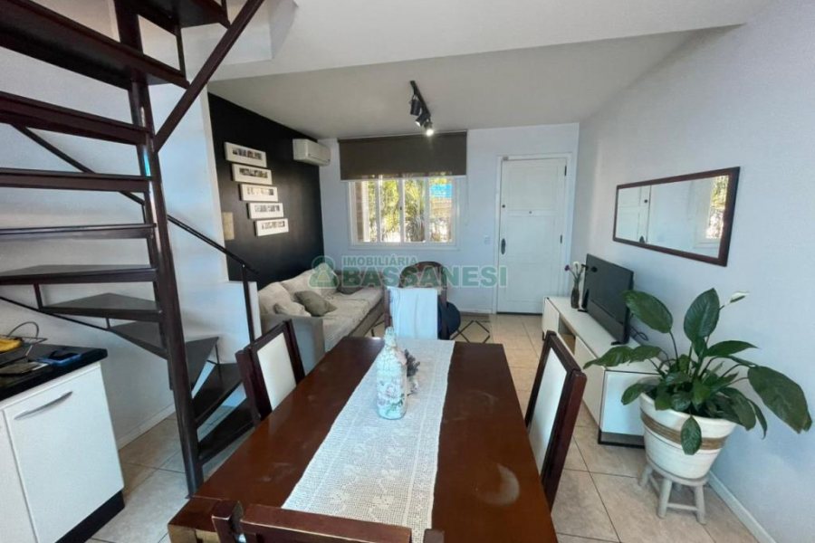 Sobrado com 100m², 3 dormitórios, 2 vagas, no bairro Cidade Nova em Caxias do Sul para Comprar