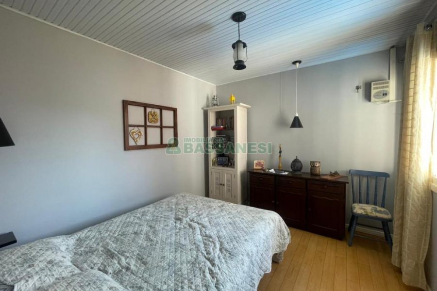 Sobrado com 100m², 3 dormitórios, 2 vagas, no bairro Cidade Nova em Caxias do Sul para Comprar