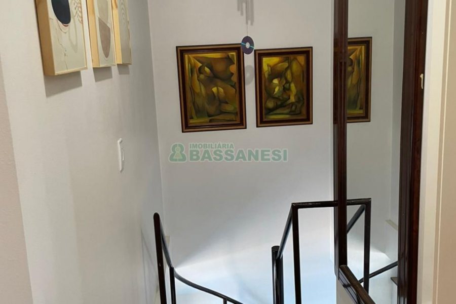 Sobrado com 100m², 3 dormitórios, 2 vagas, no bairro Cidade Nova em Caxias do Sul para Comprar