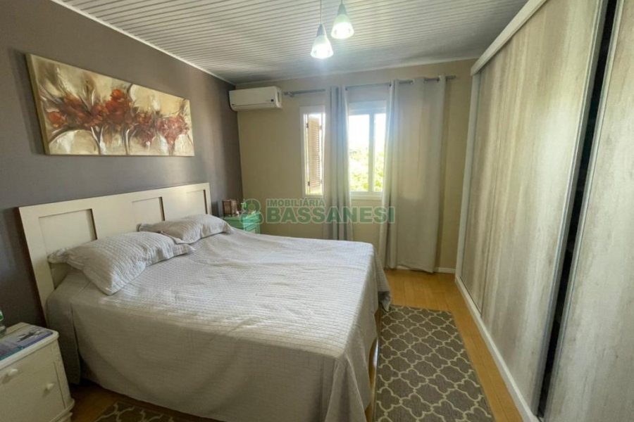 Sobrado com 100m², 3 dormitórios, 2 vagas, no bairro Cidade Nova em Caxias do Sul para Comprar