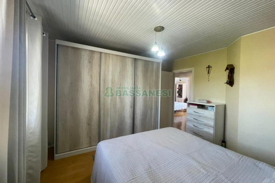 Sobrado com 100m², 3 dormitórios, 2 vagas, no bairro Cidade Nova em Caxias do Sul para Comprar