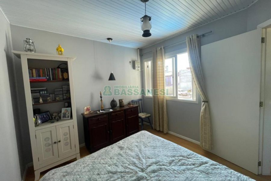 Sobrado com 100m², 3 dormitórios, 2 vagas, no bairro Cidade Nova em Caxias do Sul para Comprar