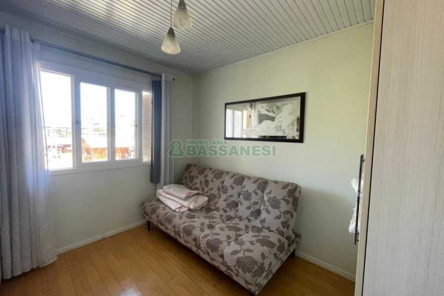 Sobrado com 100m², 3 dormitórios, 2 vagas, no bairro Cidade Nova em Caxias do Sul para Comprar