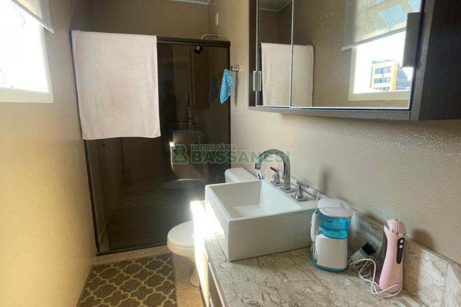 Sobrado com 100m², 3 dormitórios, 2 vagas, no bairro Cidade Nova em Caxias do Sul para Comprar