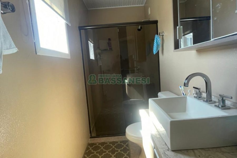 Sobrado com 100m², 3 dormitórios, 2 vagas, no bairro Cidade Nova em Caxias do Sul para Comprar