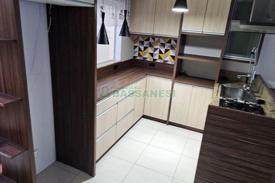 Sobrado com 87m², 3 dormitórios, 1 vaga, no bairro Vinhedos em Caxias do Sul para Comprar