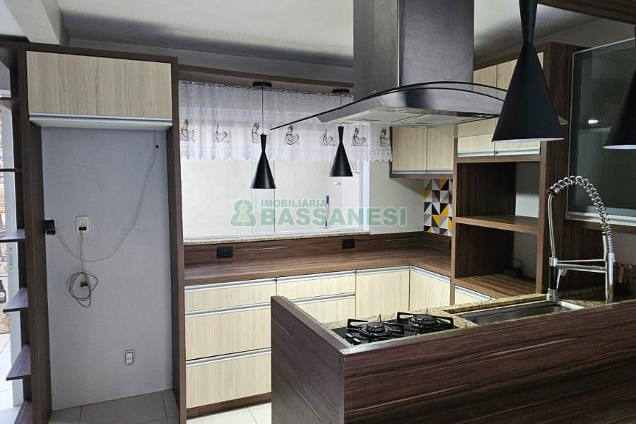 Sobrado com 87m², 3 dormitórios, 1 vaga, no bairro Vinhedos em Caxias do Sul para Comprar