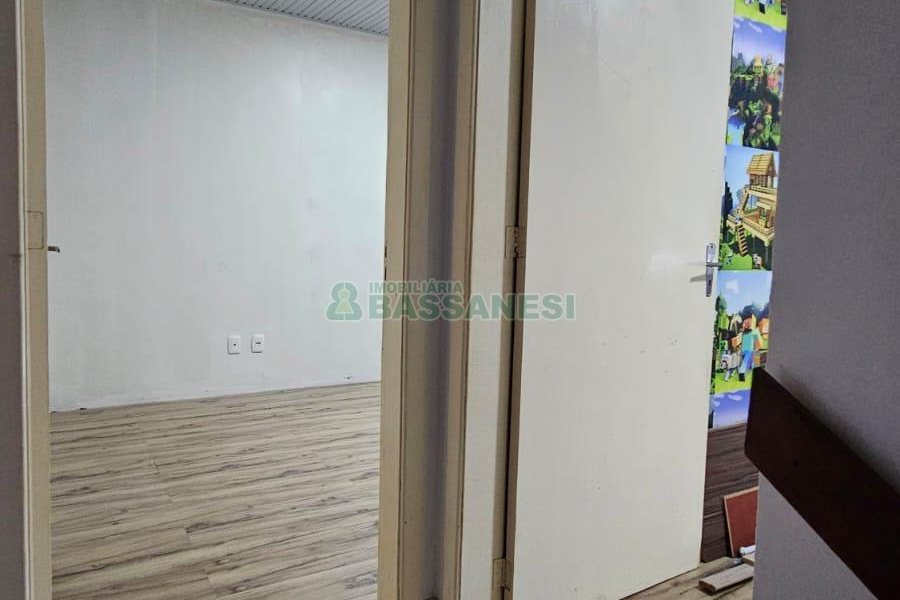 Sobrado com 87m², 3 dormitórios, 1 vaga, no bairro Vinhedos em Caxias do Sul para Comprar