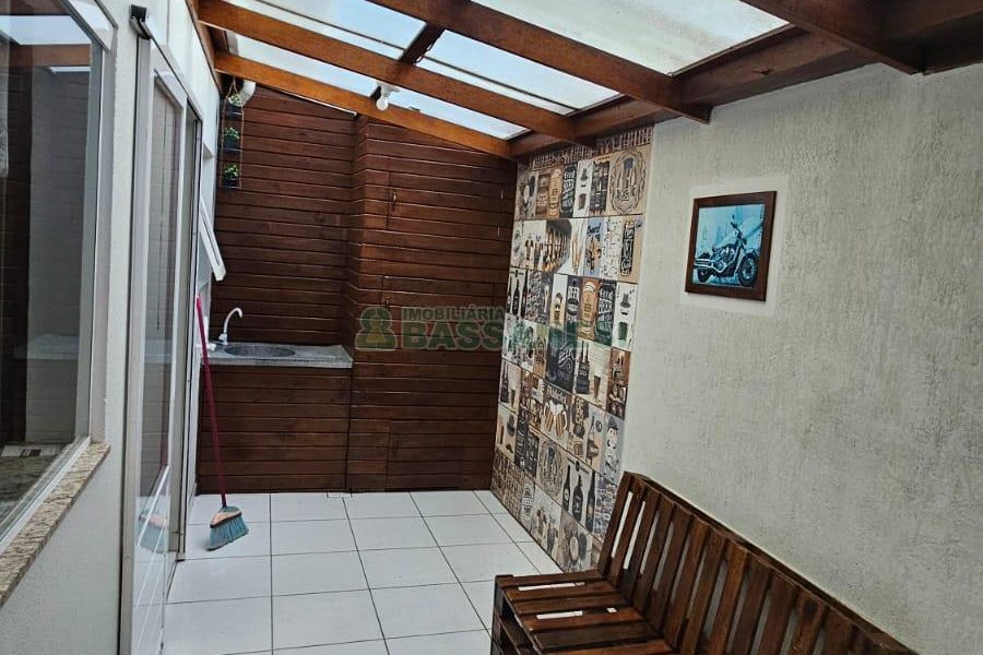 Sobrado com 87m², 3 dormitórios, 1 vaga, no bairro Vinhedos em Caxias do Sul para Comprar