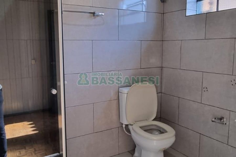 Casa com 368m², 6 dormitórios, no bairro São Leopoldo em Caxias do Sul para Comprar