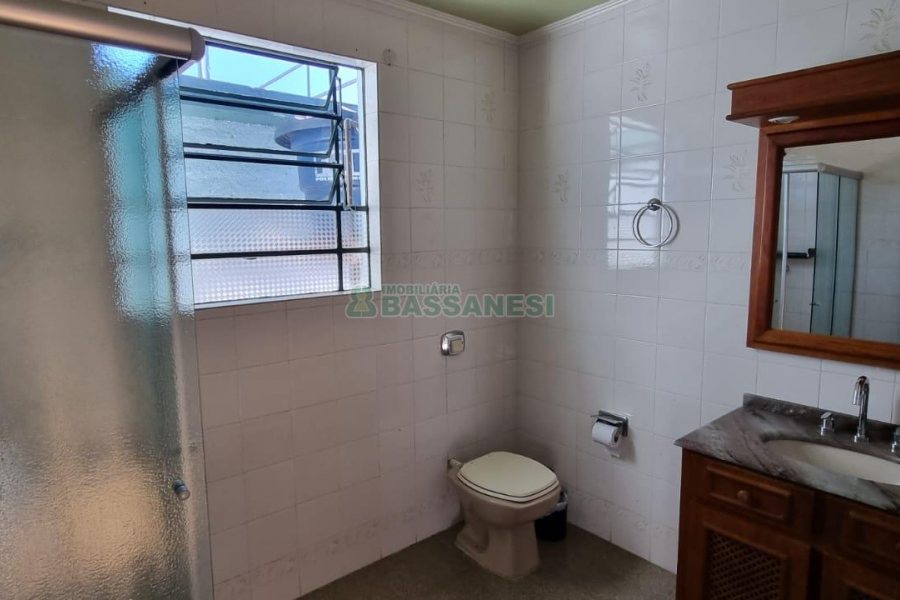 Casa com 368m², 6 dormitórios, no bairro São Leopoldo em Caxias do Sul para Comprar