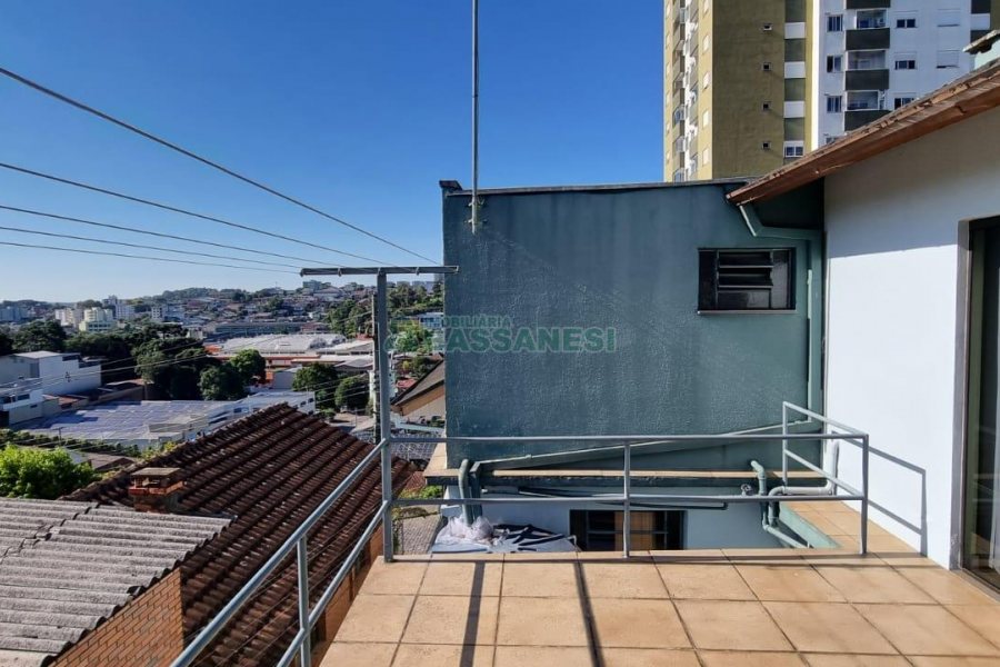 Casa com 368m², 6 dormitórios, no bairro São Leopoldo em Caxias do Sul para Comprar