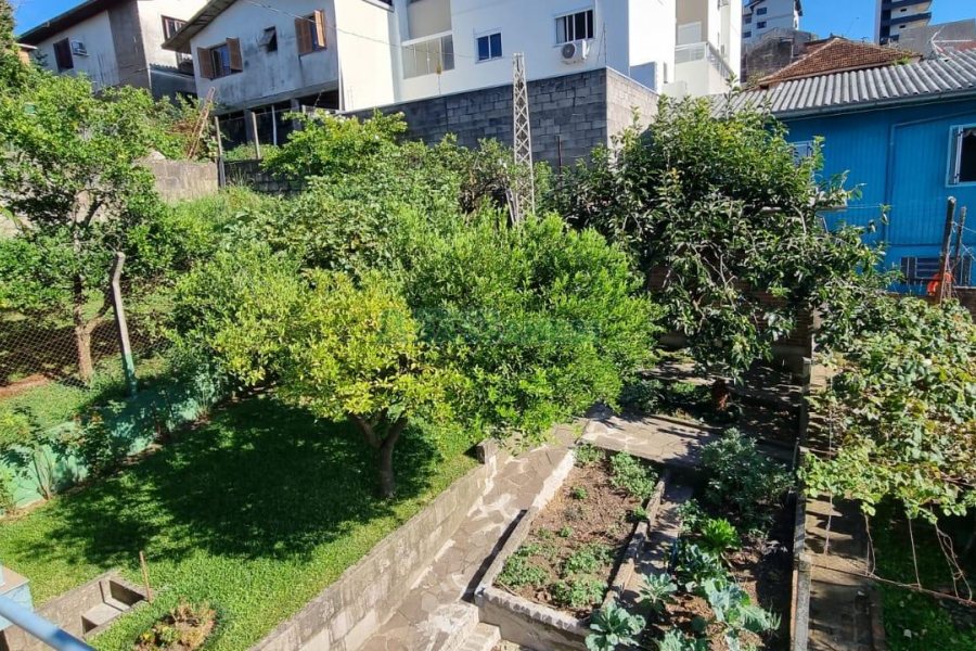 Casa com 368m², 6 dormitórios, no bairro São Leopoldo em Caxias do Sul para Comprar