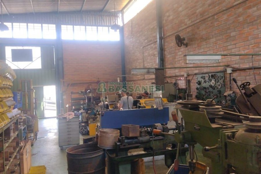 Pavilhão com 200m², no bairro De Lazzer em Caxias do Sul para Comprar