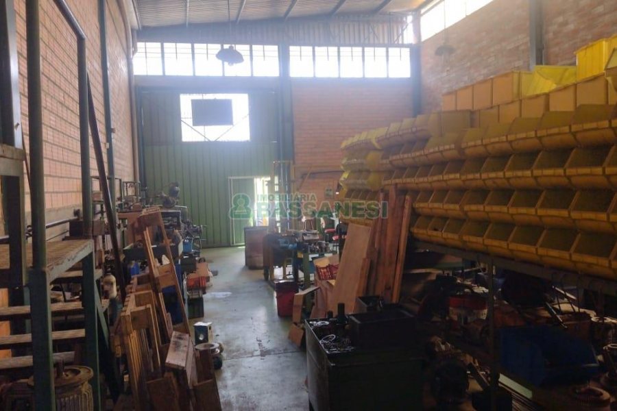 Pavilhão com 200m², no bairro De Lazzer em Caxias do Sul para Comprar