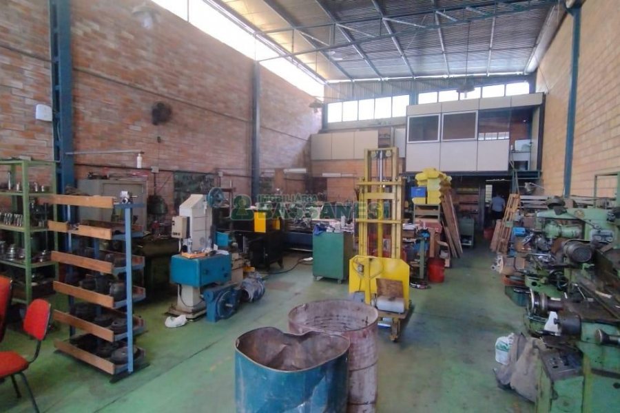 Pavilhão com 200m², no bairro De Lazzer em Caxias do Sul para Comprar