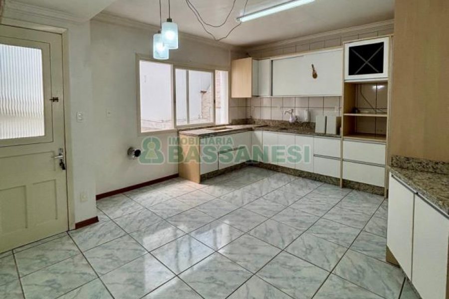 Sobrado com 127m², 3 dormitórios, 1 vaga, no bairro Santa Catarina em Caxias do Sul para Comprar