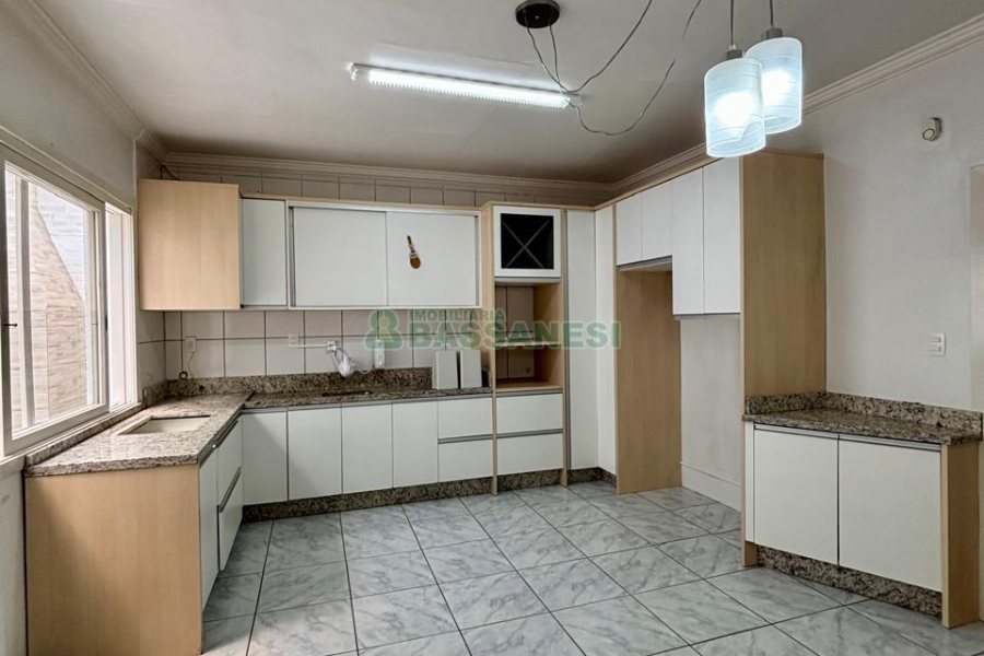 Sobrado com 127m², 3 dormitórios, 1 vaga, no bairro Santa Catarina em Caxias do Sul para Comprar
