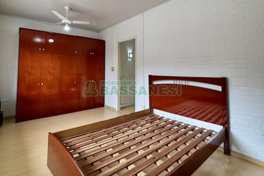 Sobrado com 127m², 3 dormitórios, 1 vaga, no bairro Santa Catarina em Caxias do Sul para Comprar