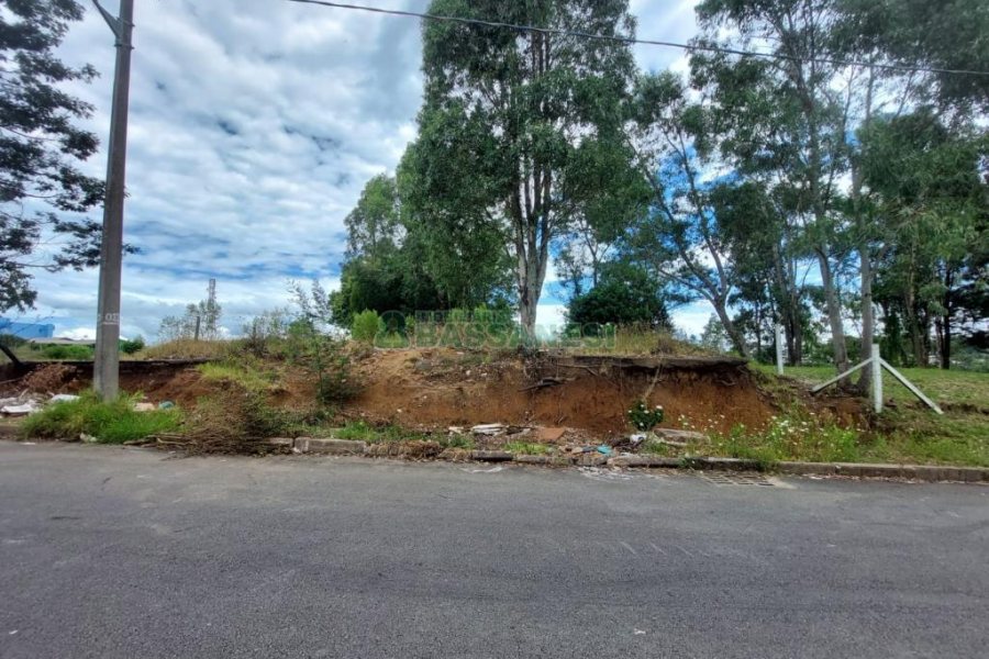 Terreno com 921m², no bairro Pioneiro em Caxias do Sul para Comprar