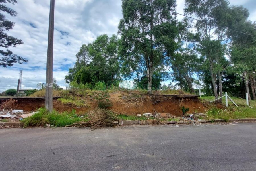 Terreno com 921m², no bairro Pioneiro em Caxias do Sul para Comprar